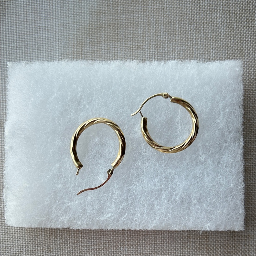 14 KT Gold Twisted Hoop Pierced Earrings